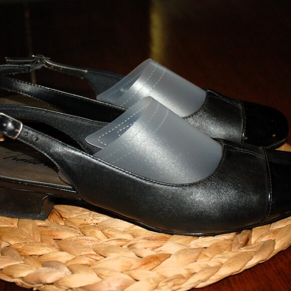 Like New Sling Back Trotters Sandal - Picture 3 of 5